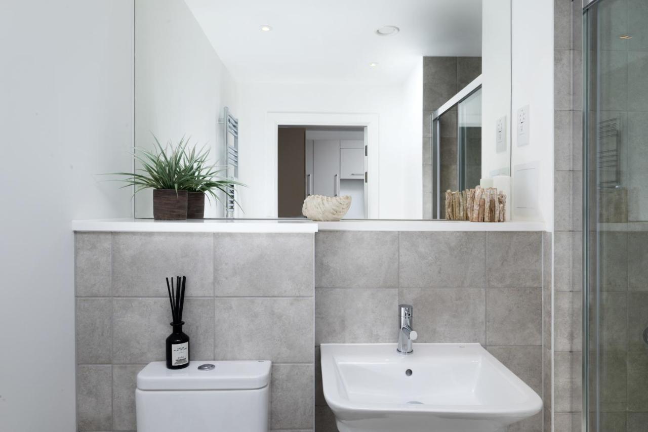 Modern Studios And Apartments At Barking Wharf In London Exterior photo
